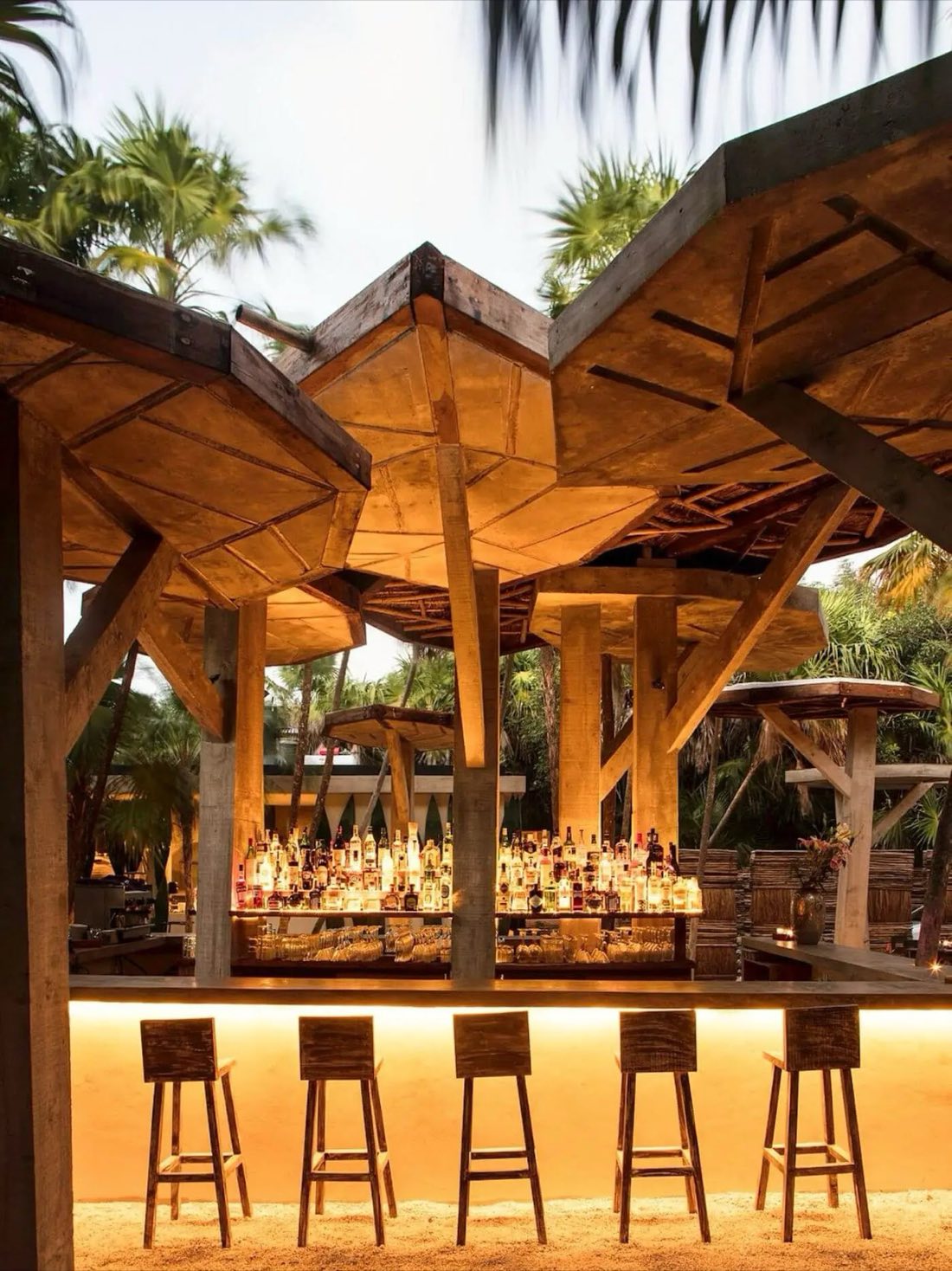 Bar de playa con techo escultórico de madera, Tulum