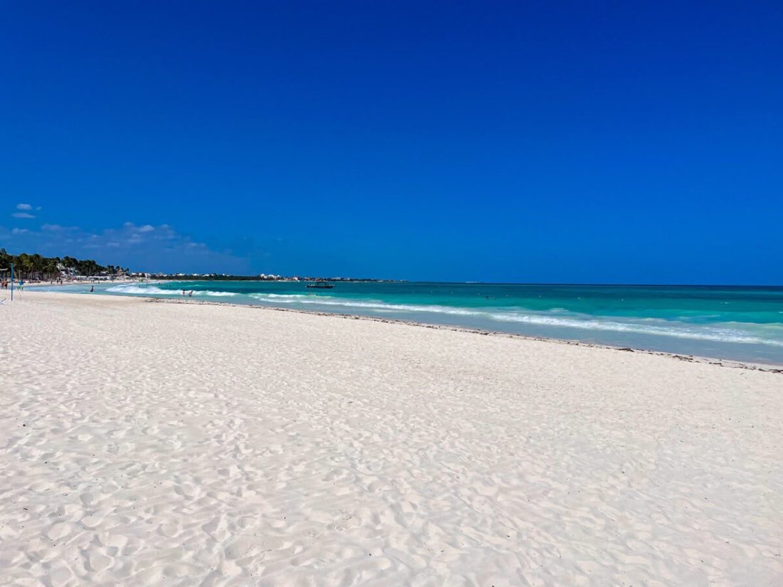 Playa de arena blanca desierta frente al Caribe