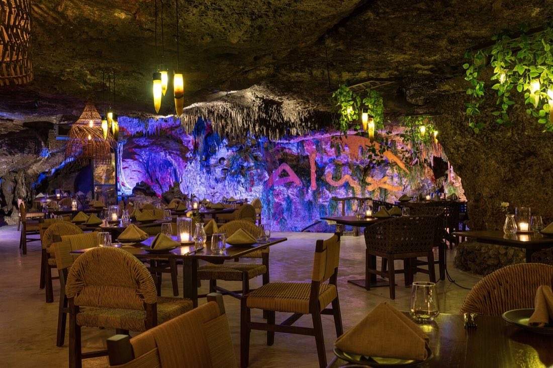 A beautifully set restaurant table in the Riviera Maya