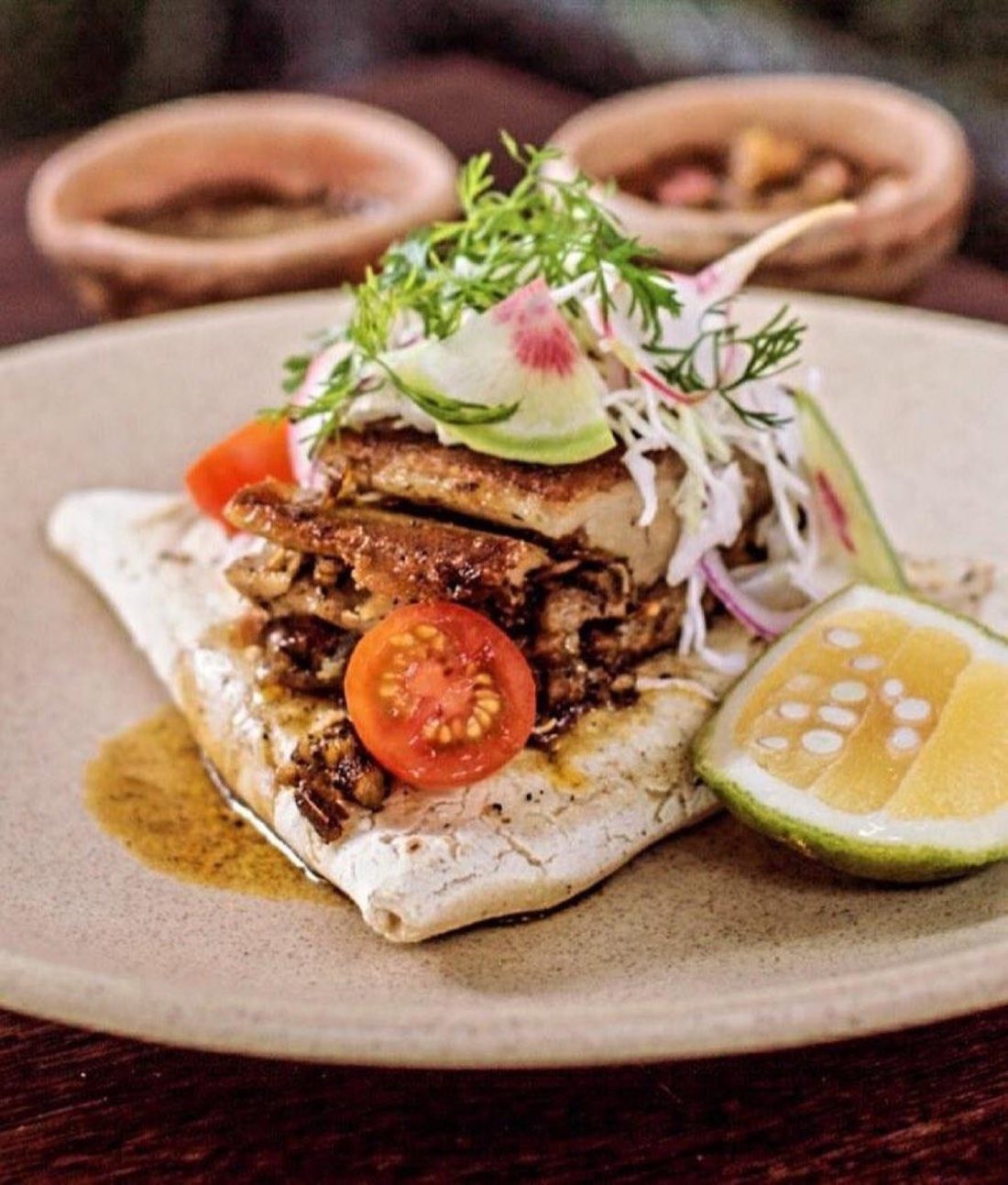 Tostada de pescado a la parrilla con rábano y tomate