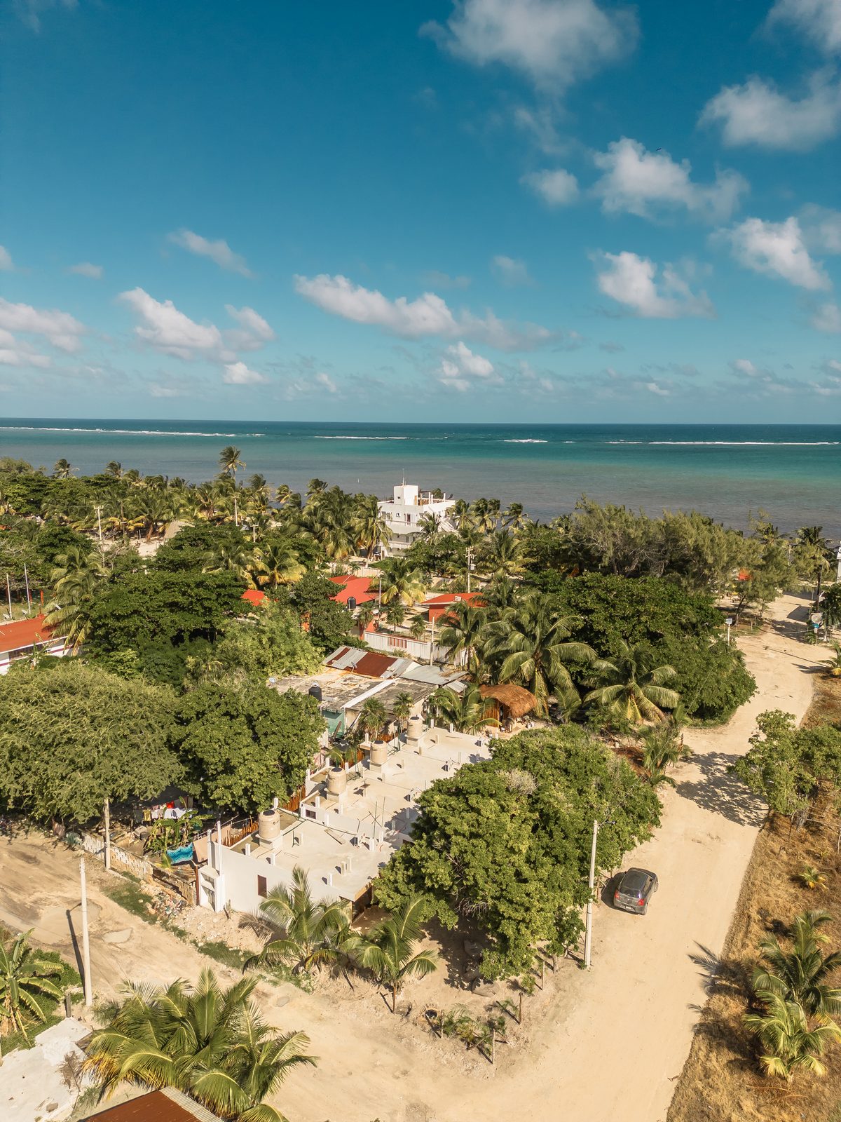 Xcalak desde el aire: el pueblo, las palmeras y el Caribe