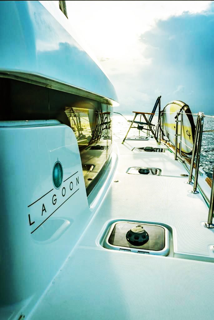 The side deck along the cabin