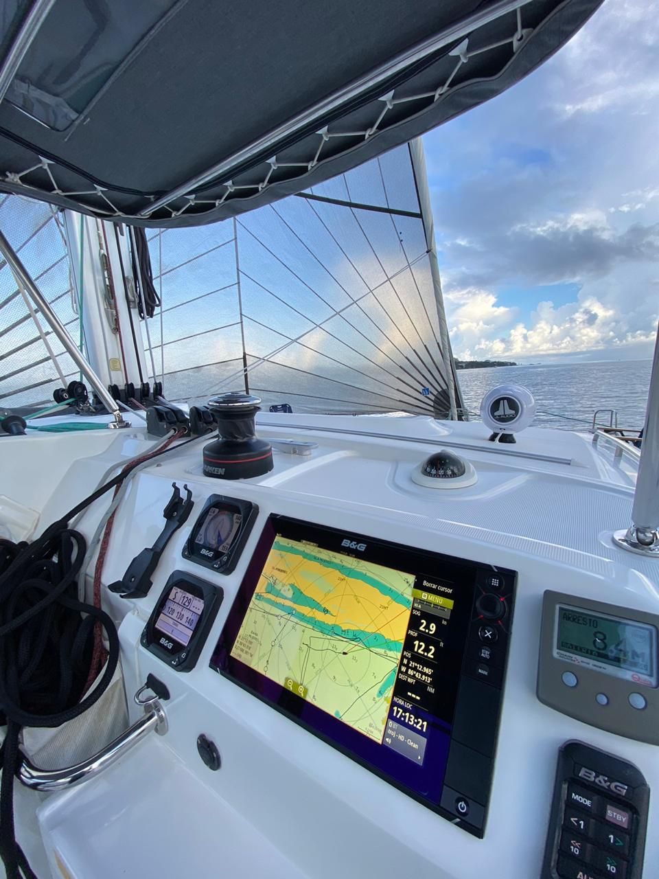 The helm with its chart plotter, sails up