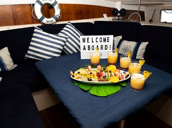 Una mesa de bienvenida con fruta fresca y jugos en el salón de La Yoya