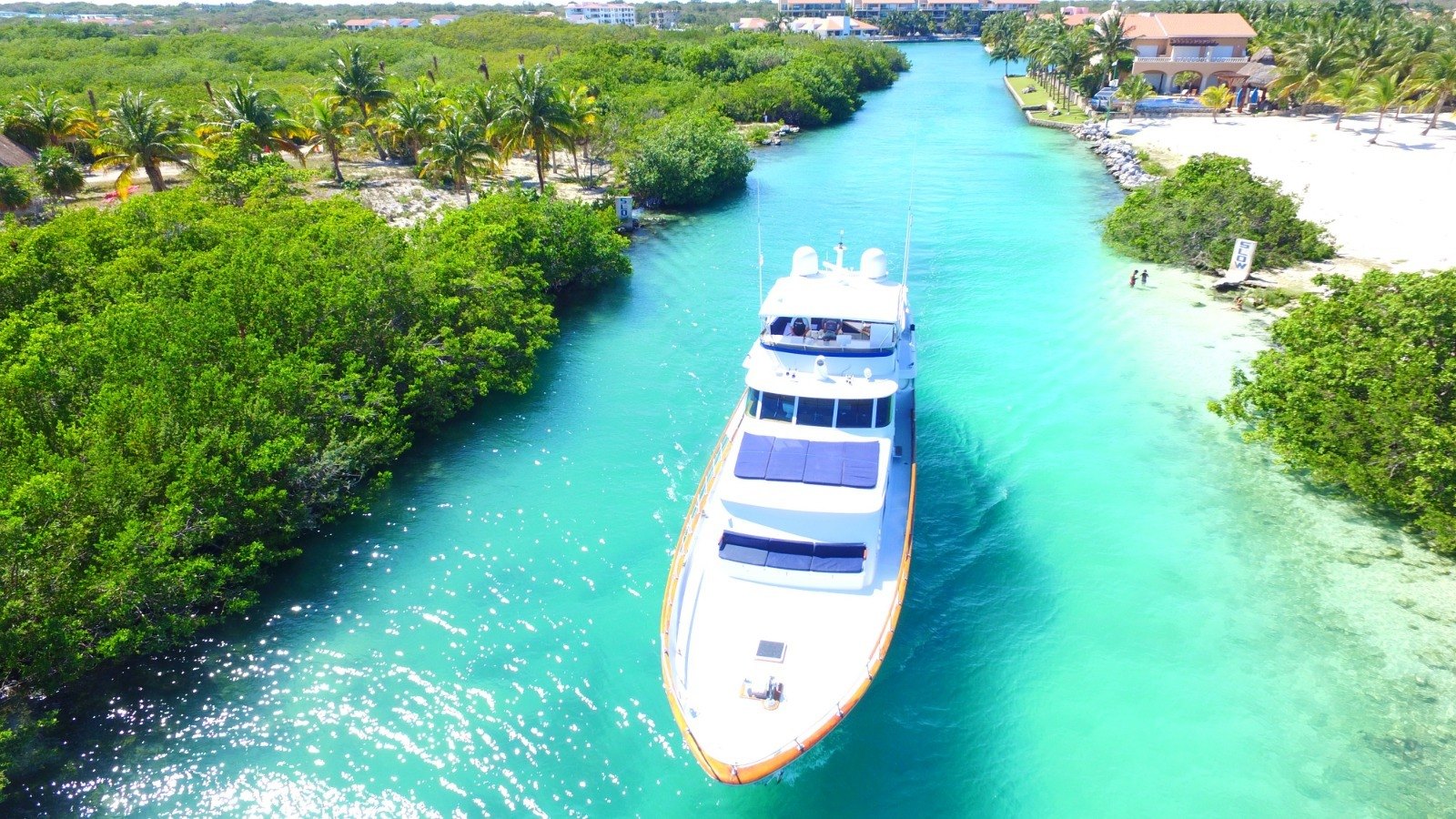 Pura Vida coming into the canal at Puerto Aventuras