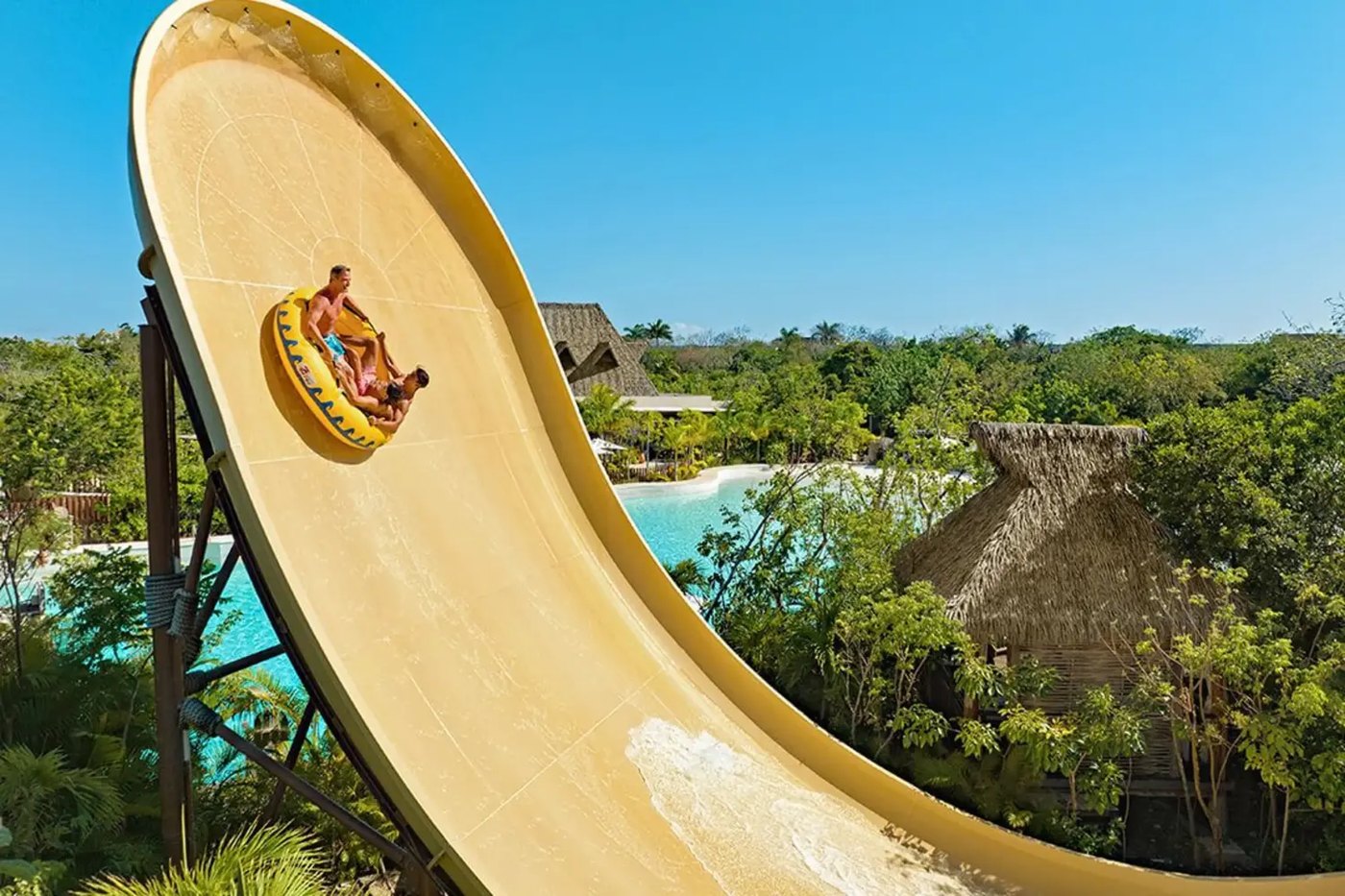 El parque acuático completo entre la selva