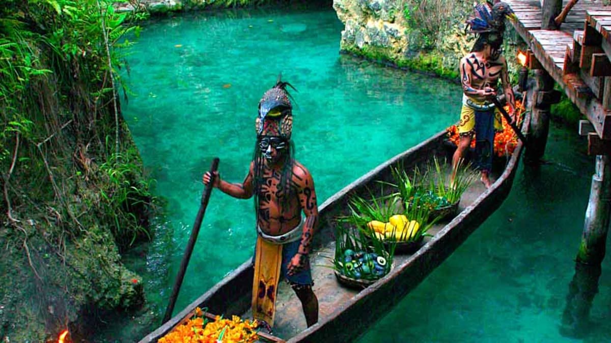 Paseo en canoa maya por el río