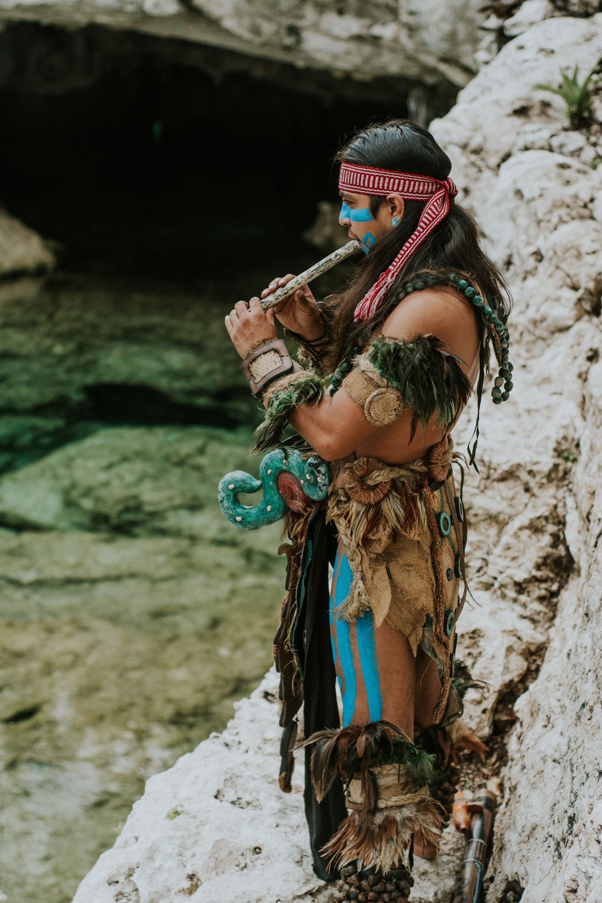 Ceremonia y personajes mayas en el parque