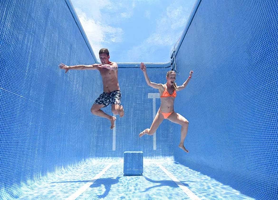 Volar sobre el parque en tirolesa