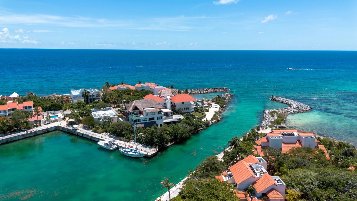 Puerto Aventuras from the air, marina and sea
