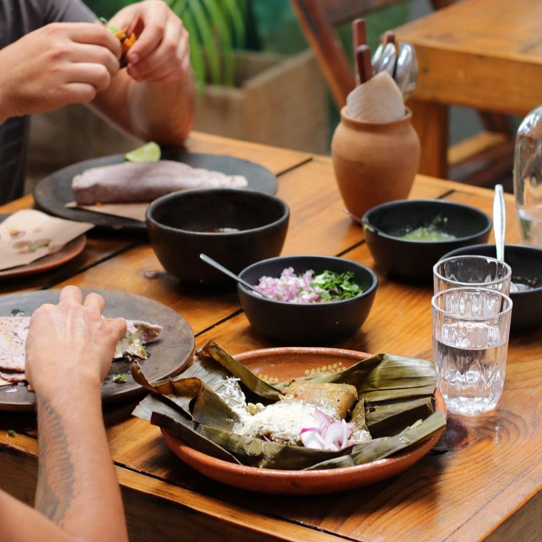 Negro Huitlacoxe, la mesa con platos de masa hecha en casa