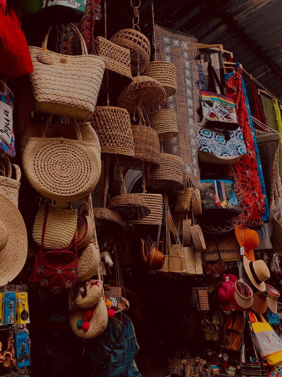 Canastas y bolsas tejidas colgadas en una tienda local