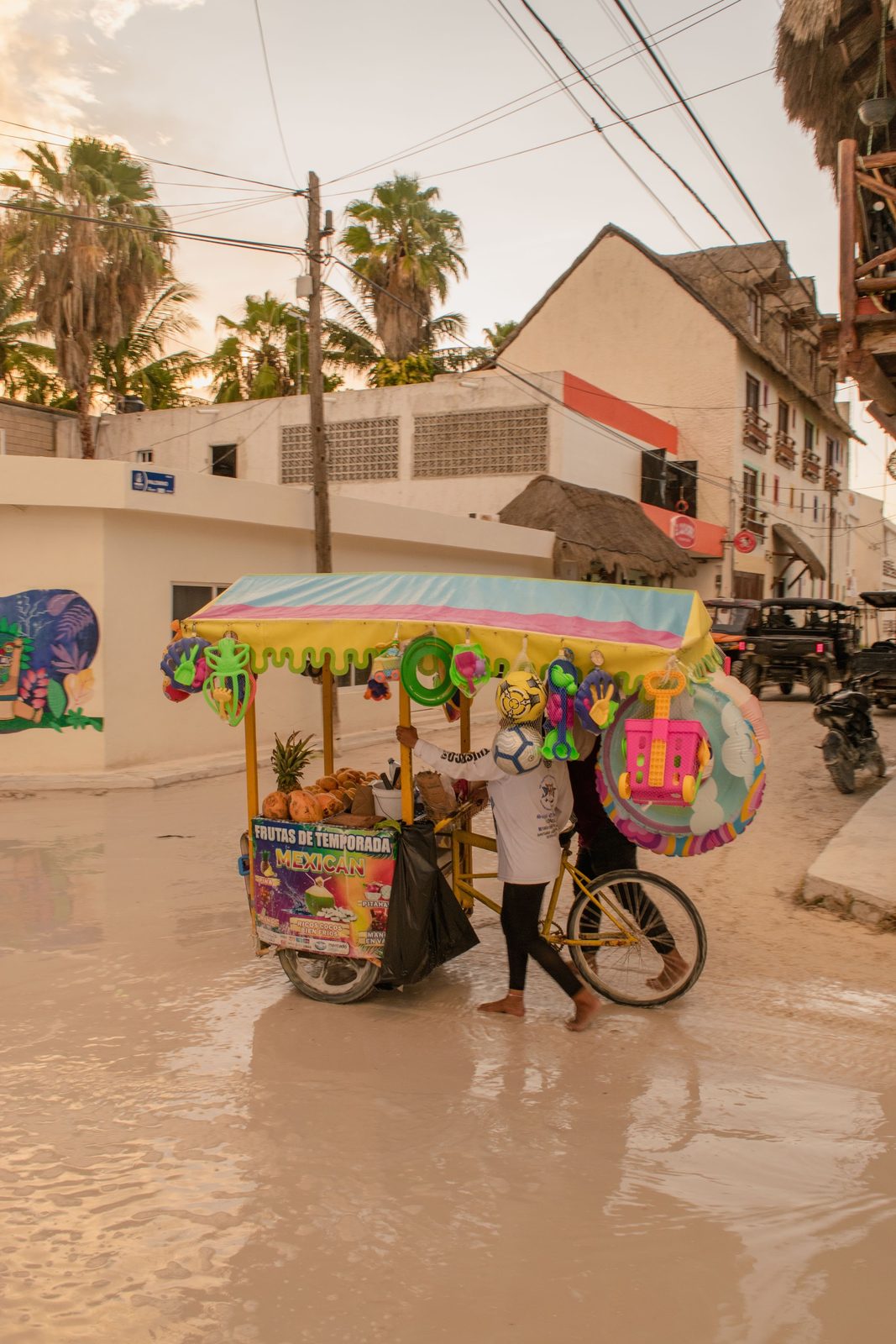 Un carrito de paletas lleno de color en una calle del pueblo