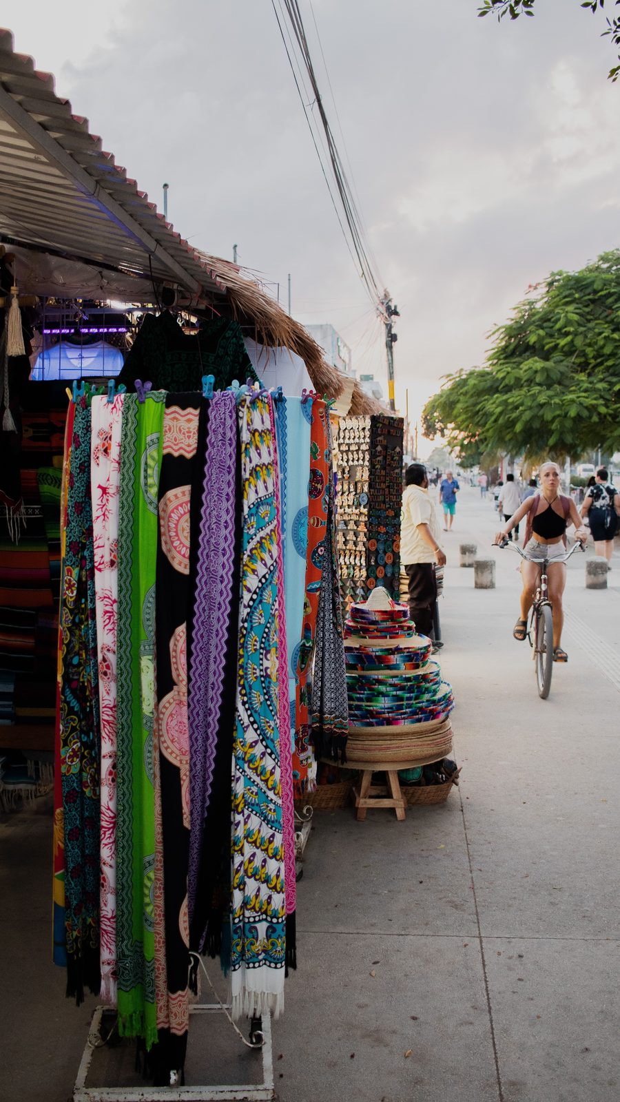 Textiles bordados en exhibición a lo largo de la avenida