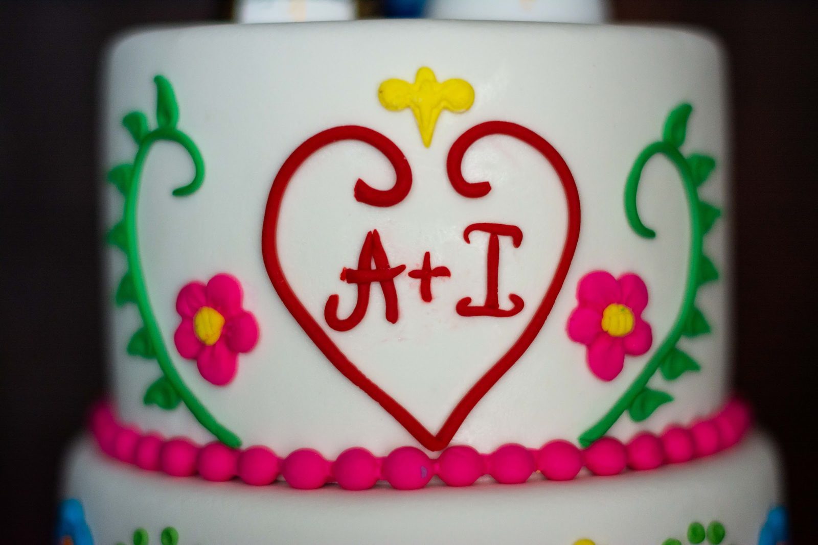 A hand-piped heart with the couple’s initials on the cake