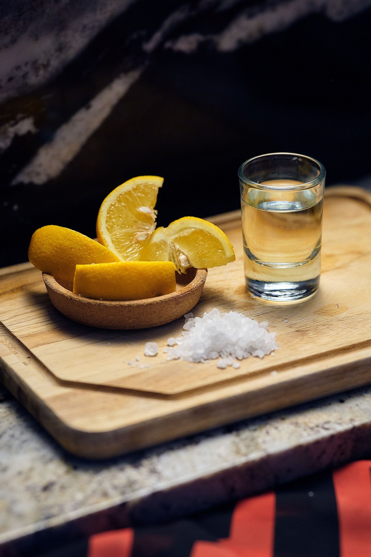 Un caballito de mezcal con naranja y sal de gusano