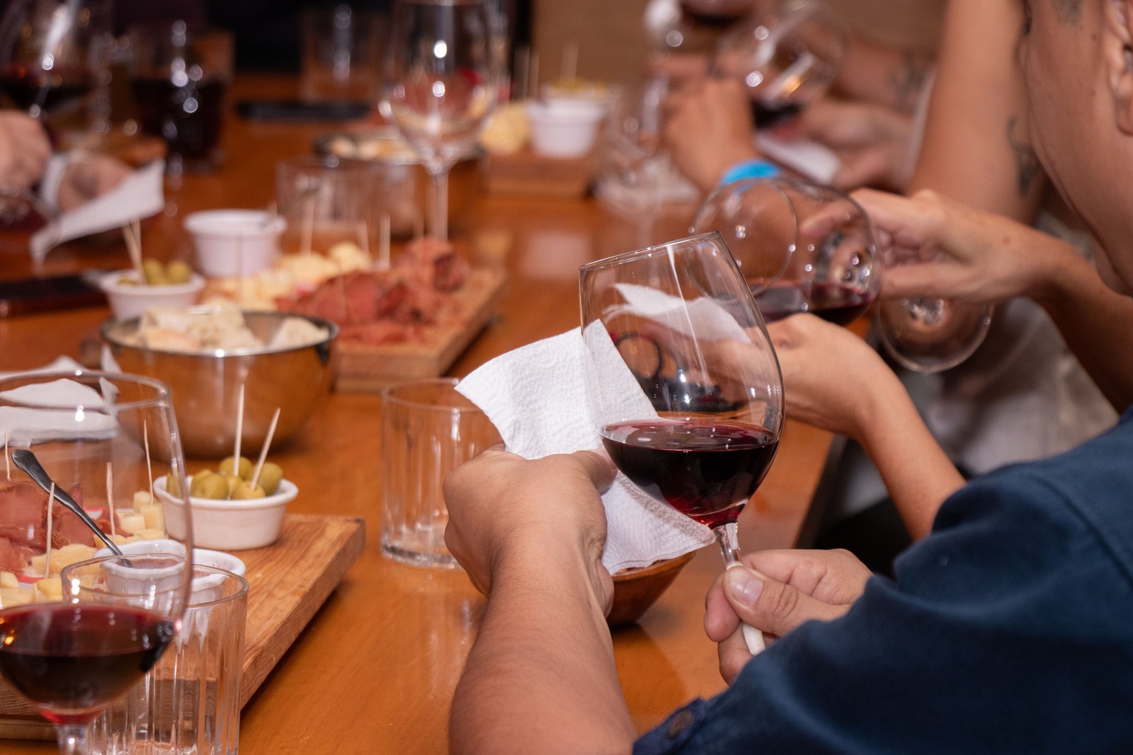 Una mesa larga puesta con copas de vino y platillos