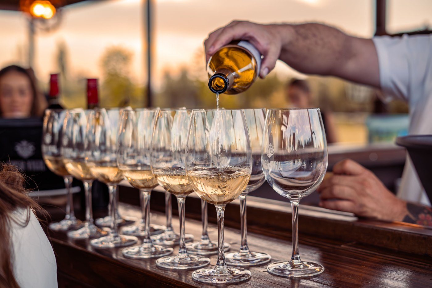 Vino blanco servido en una fila de copas