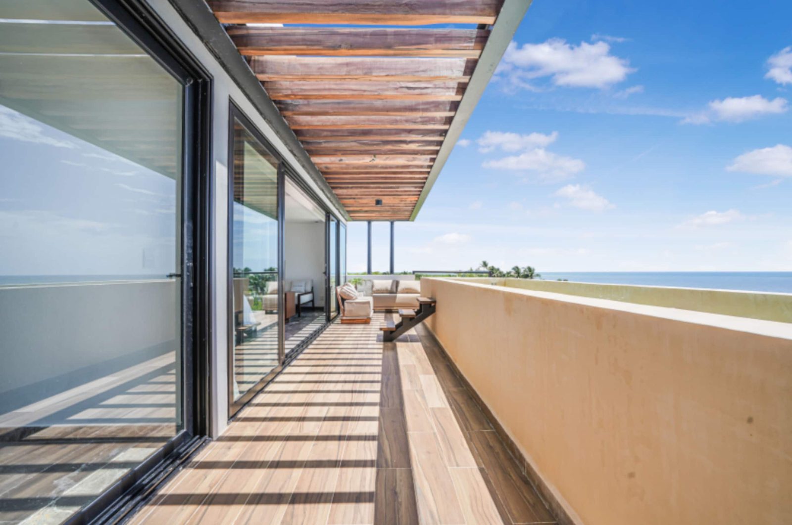 Upper balcony with a view of the sea