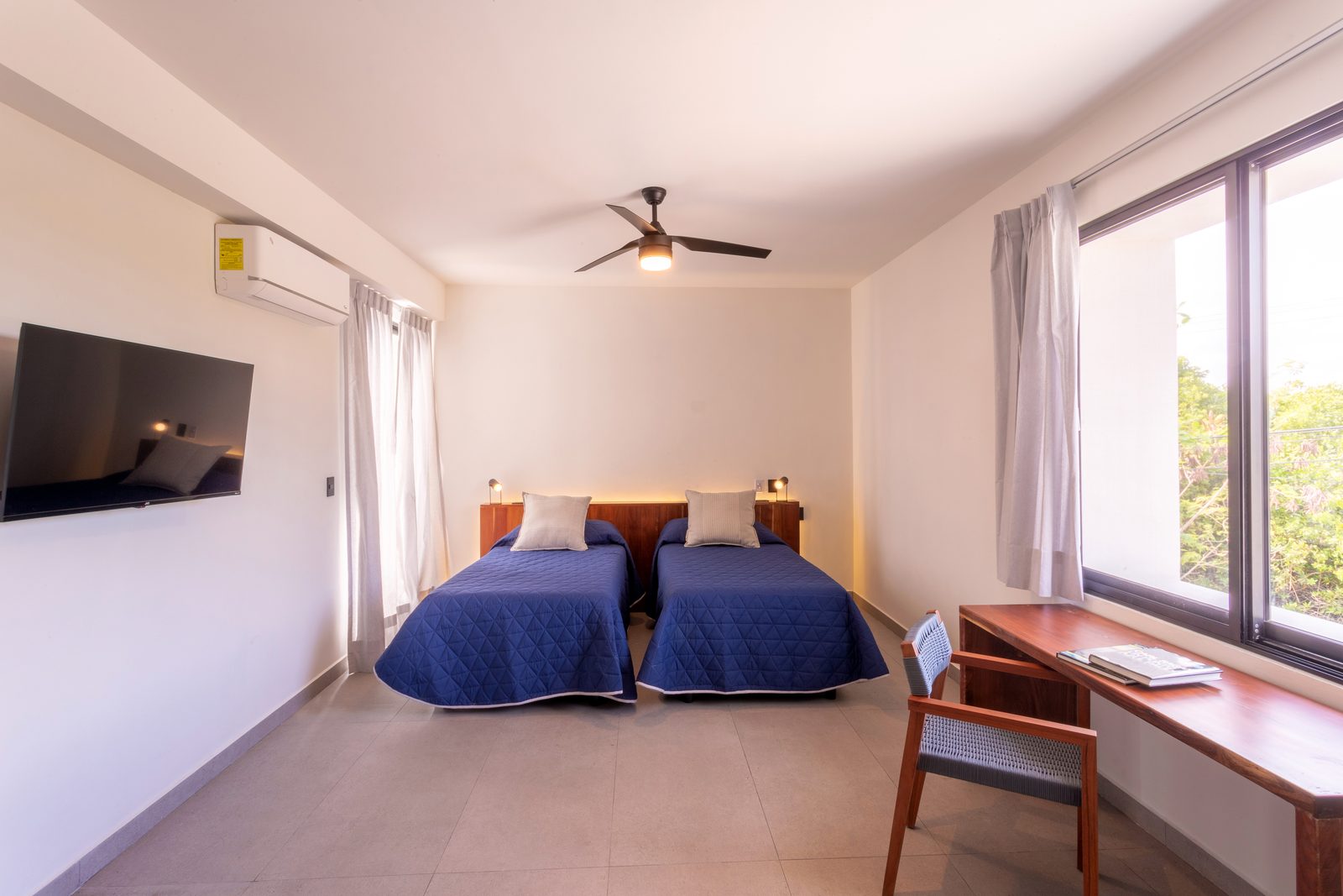 Bedroom with twin beds