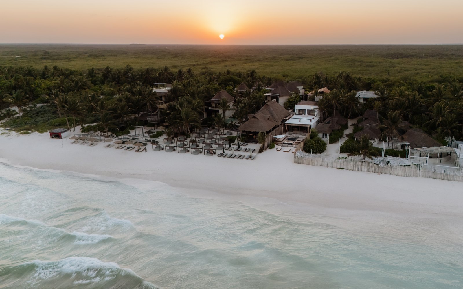 La playa y la villa desde el aire al atardecer