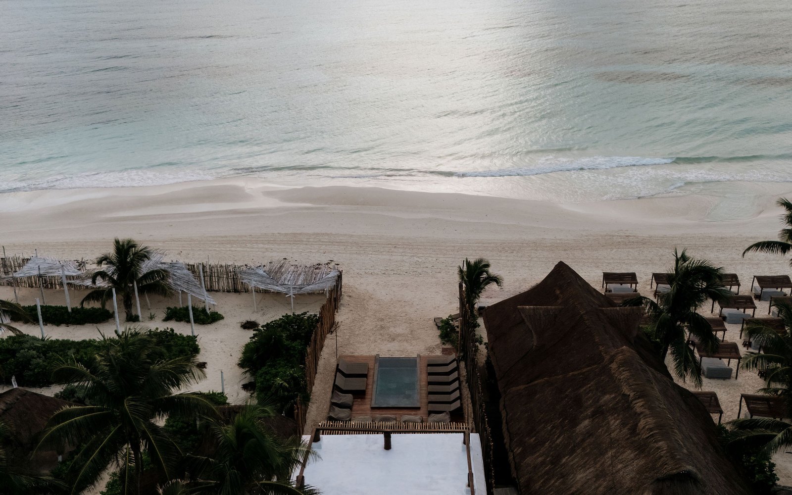 El mar detrás de los techos de palapa