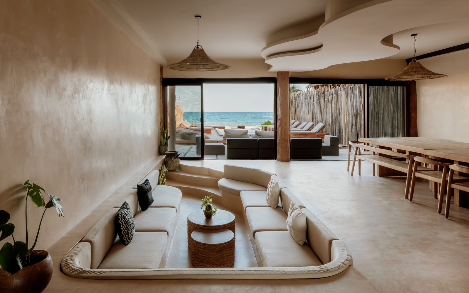 Sala hundida con vista al mar