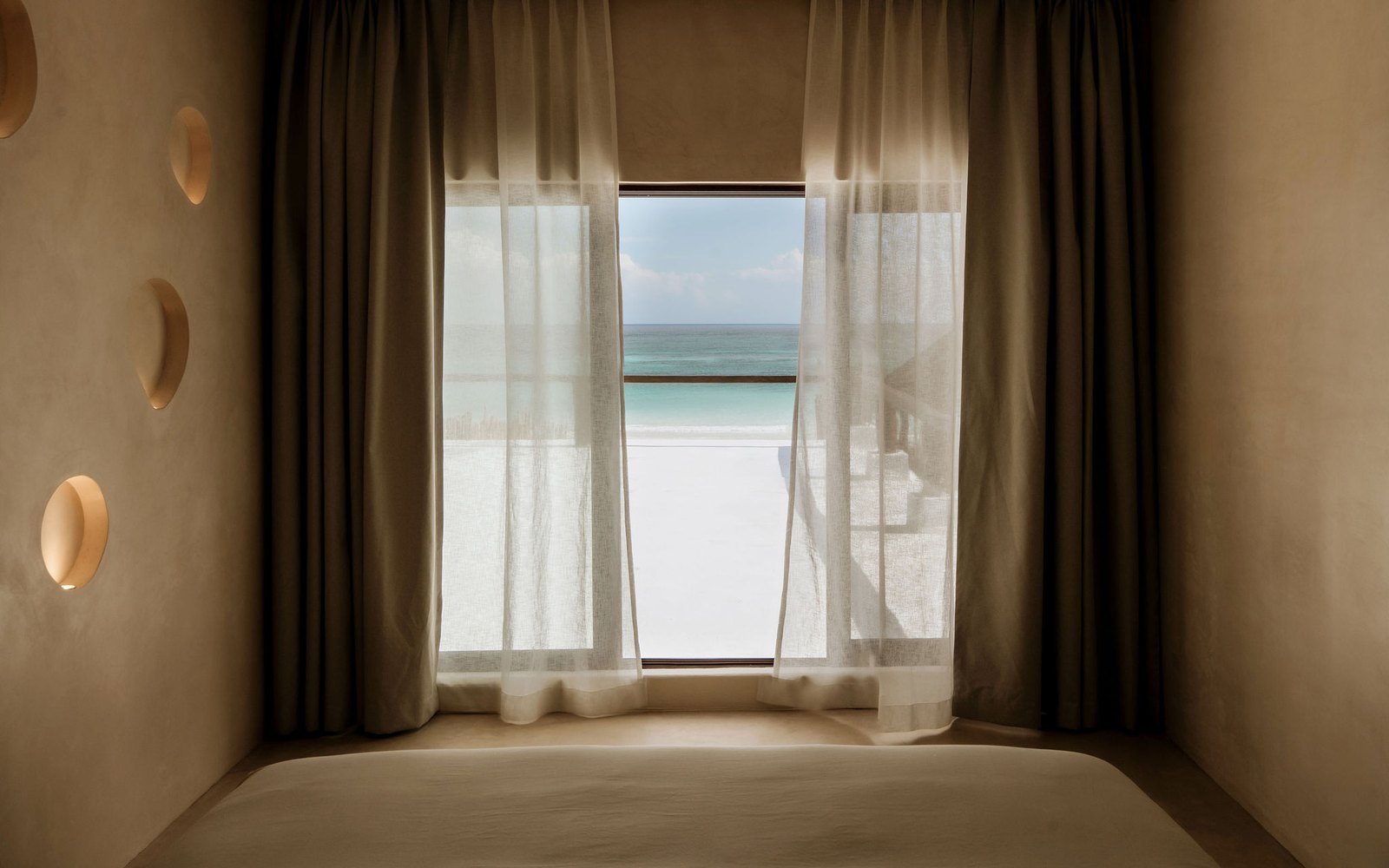 Recámara con ventana al mar