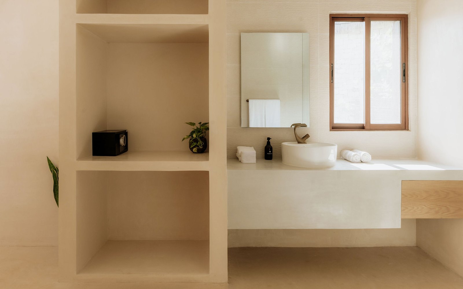 Baño con mueble de madera