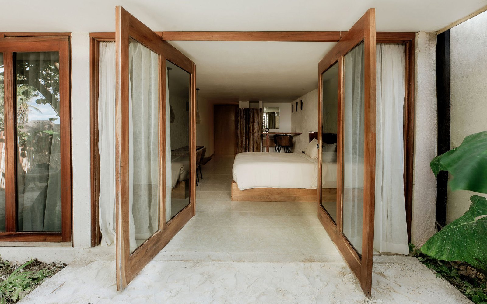 Puertas de vidrio abiertas al jardín