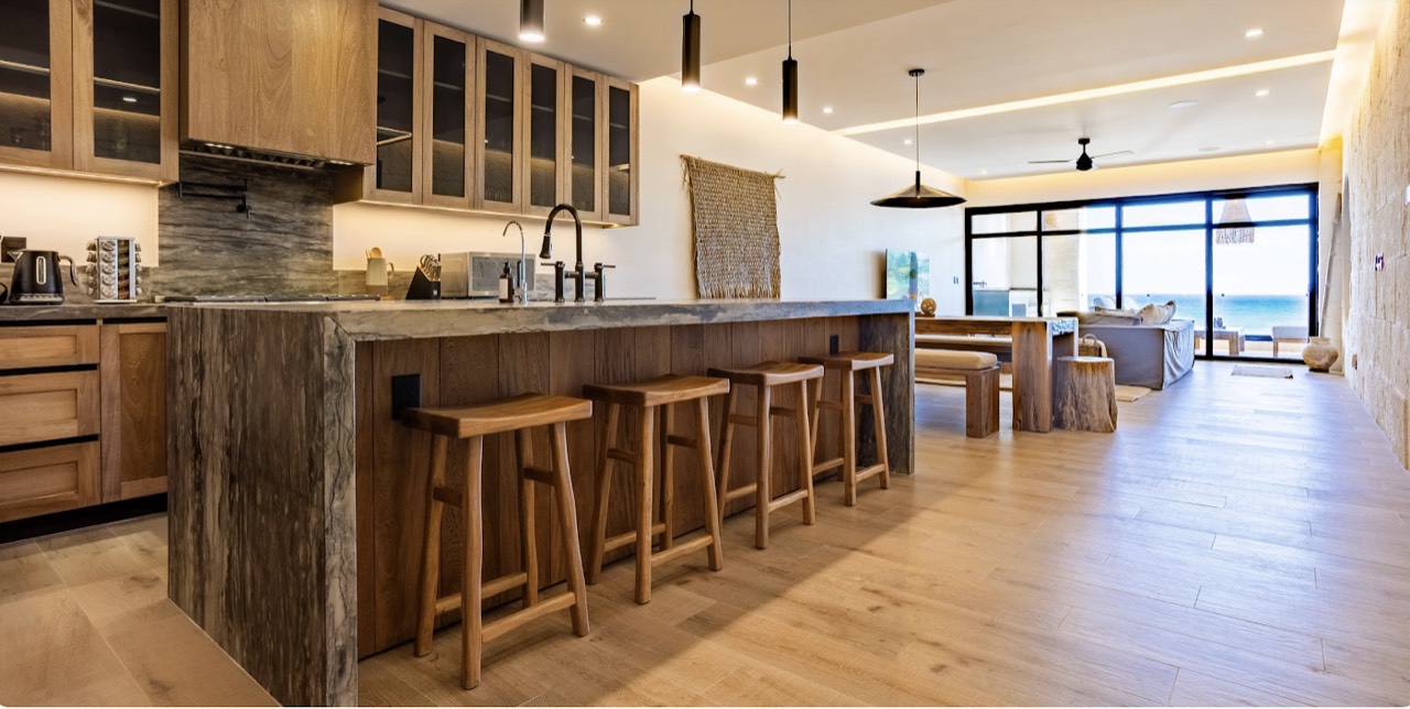 The kitchen island with stools, open to the sea view