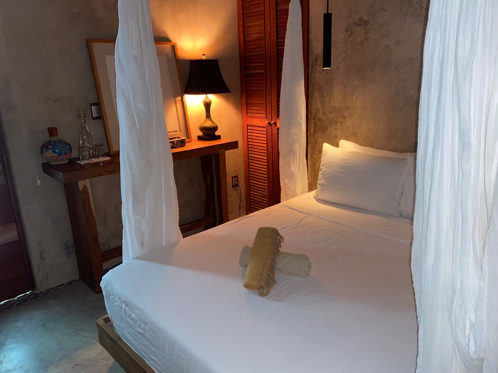 The room with independent entrance and a queen bed