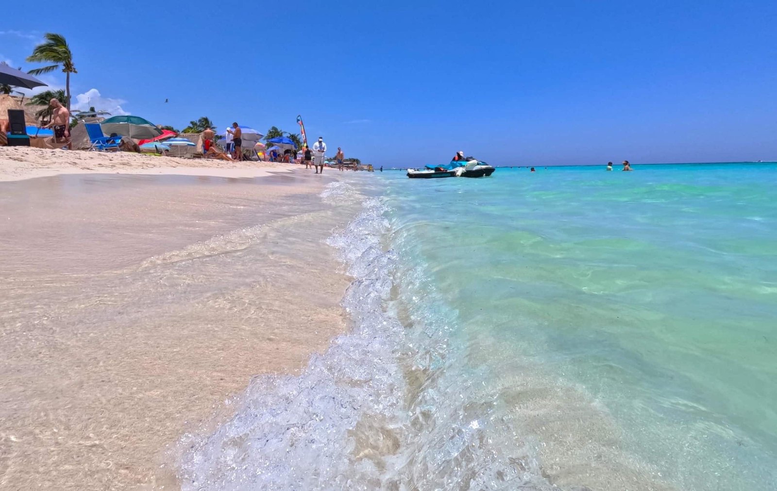 La playa pública junto al edificio