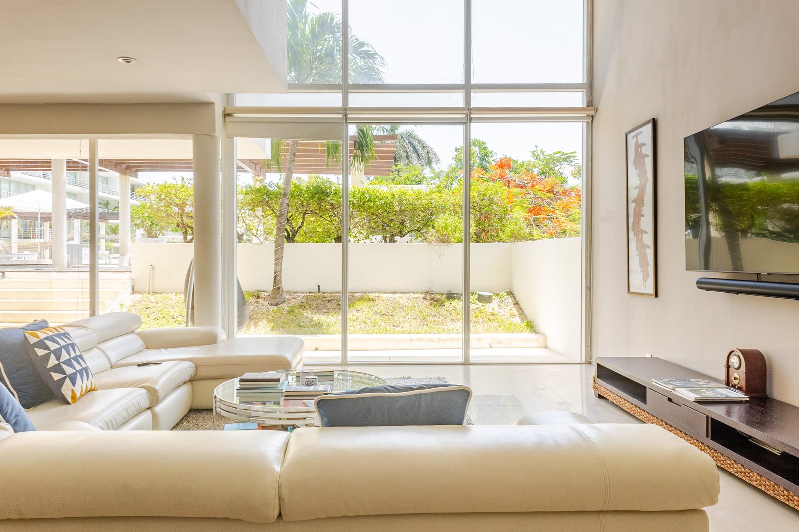 Sala a doble altura con vista al jardín