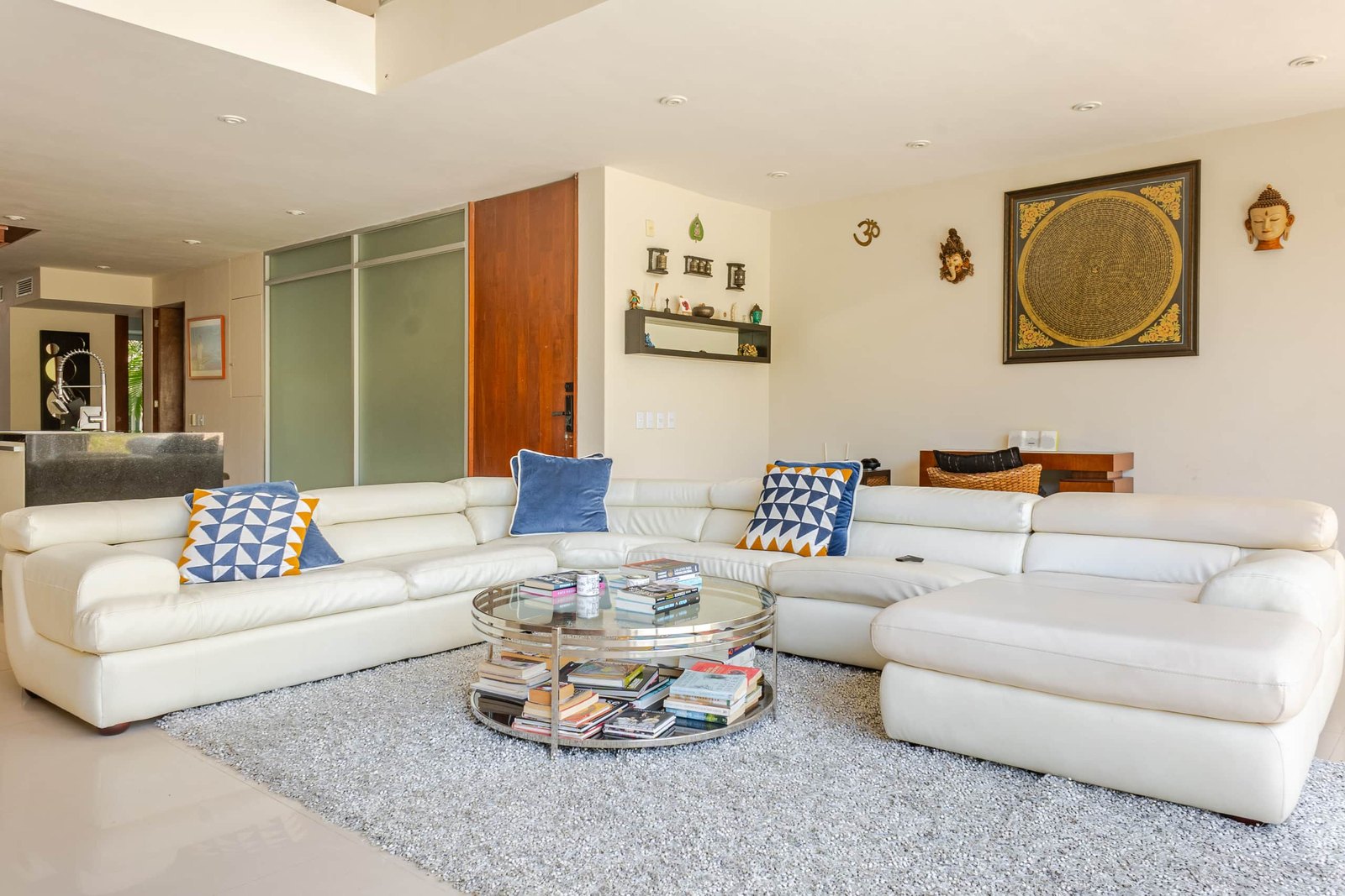 Sala con un sillón amplio