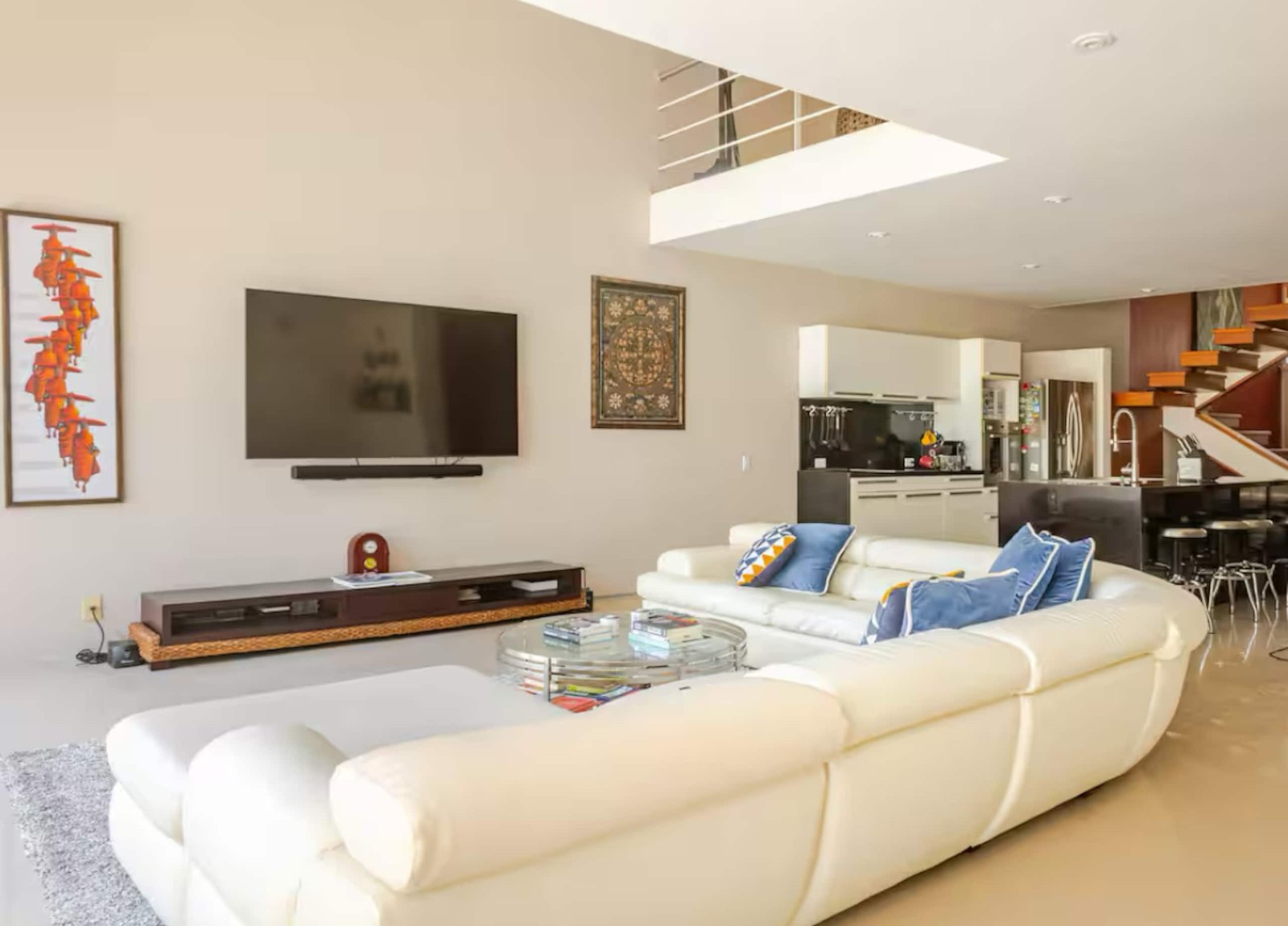 Sala con pantalla y equipo de sonido