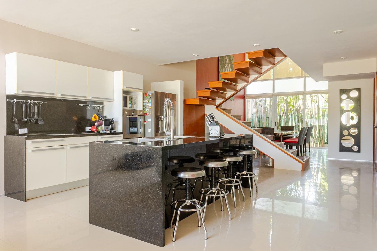 Isla de cocina y la escalera