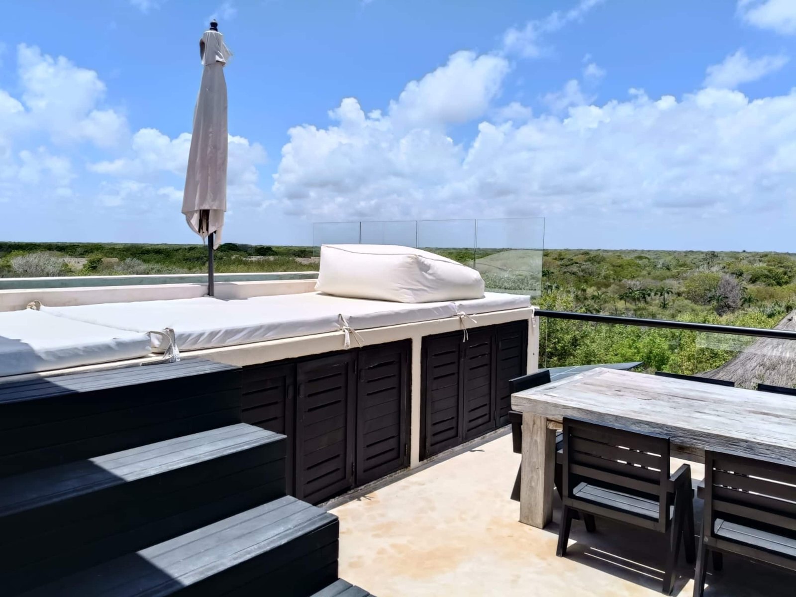 Sala en la azotea sobre la selva con cielo azul