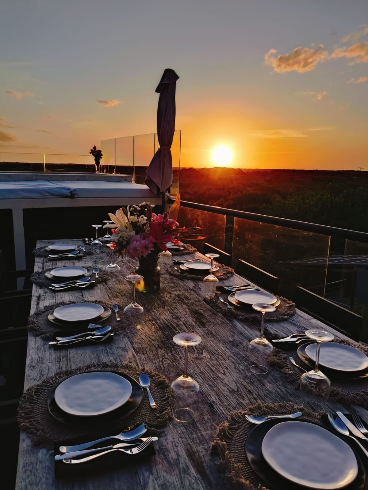 Mesa para cenar en la azotea al atardecer