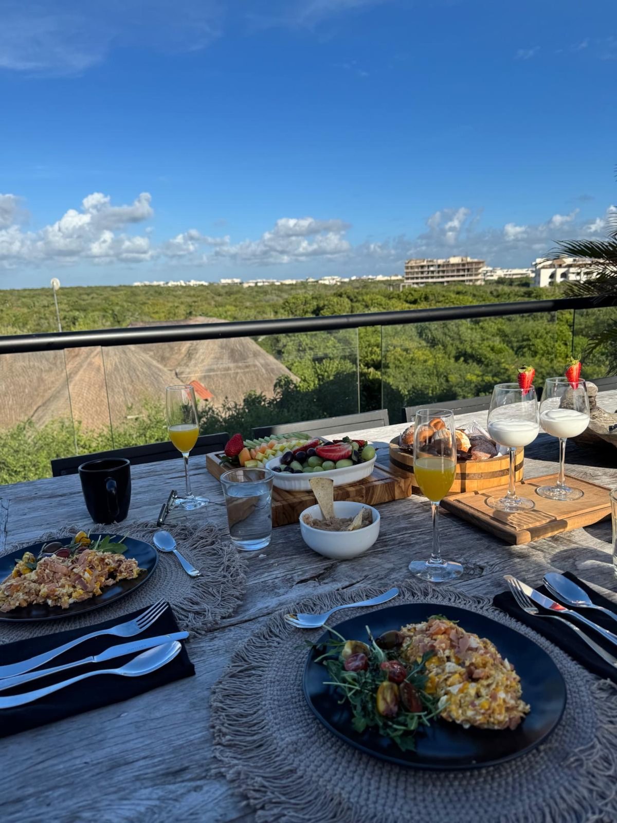 Desayuno en la terraza con vista a la selva y el mar