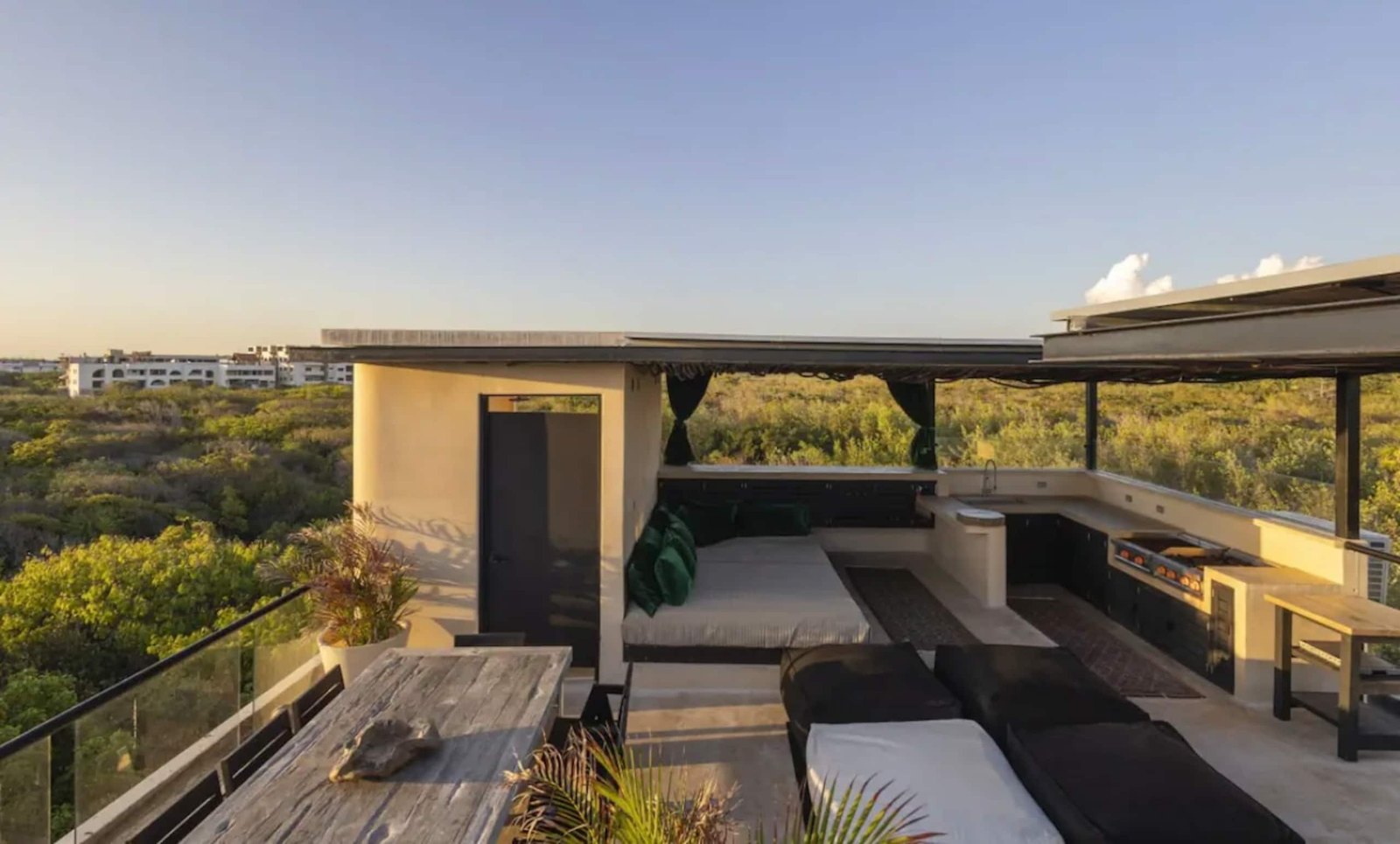 Sala de la terraza sobre la selva