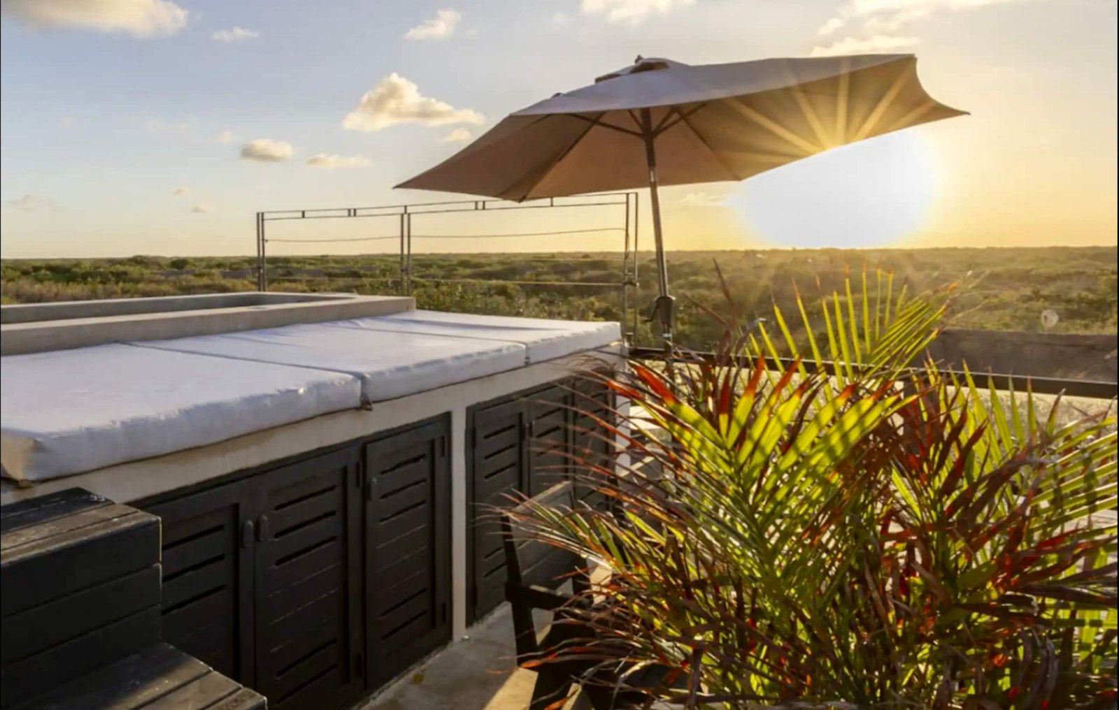 Terraza en la azotea con sombrilla al atardecer