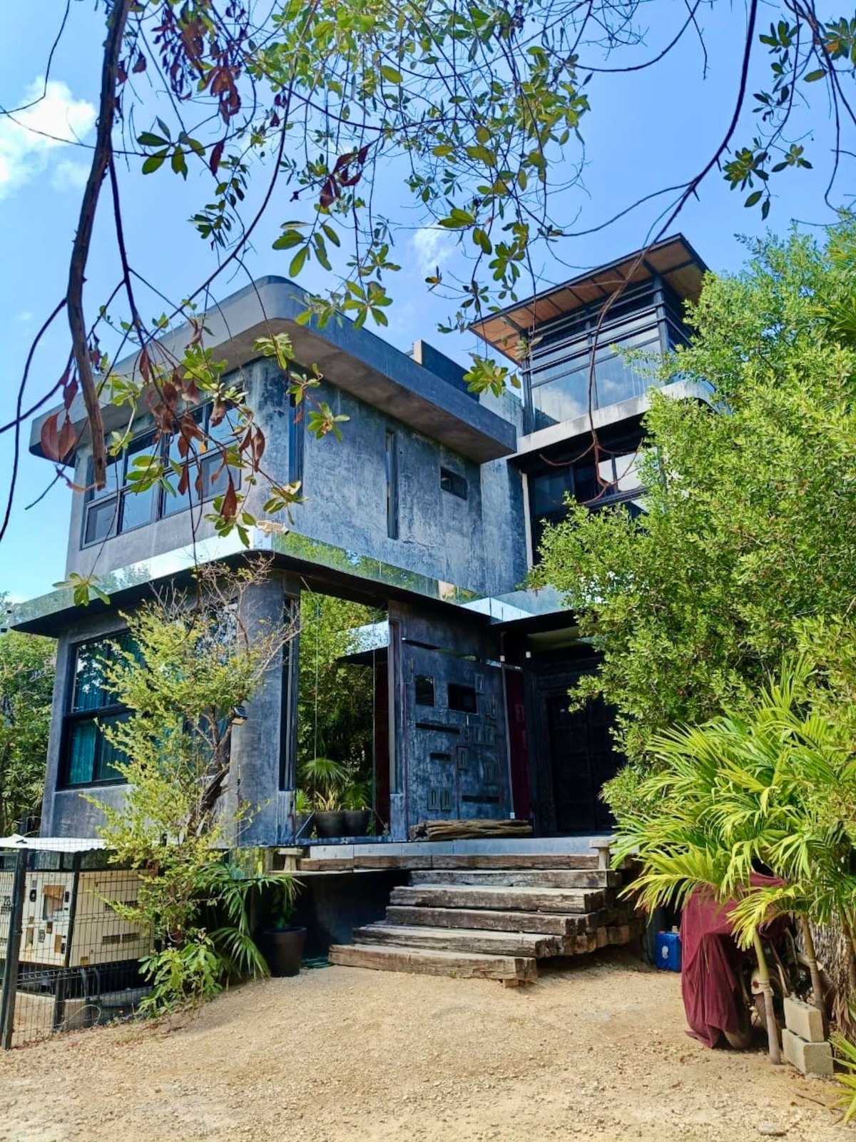 El frente de la casa y su jardín