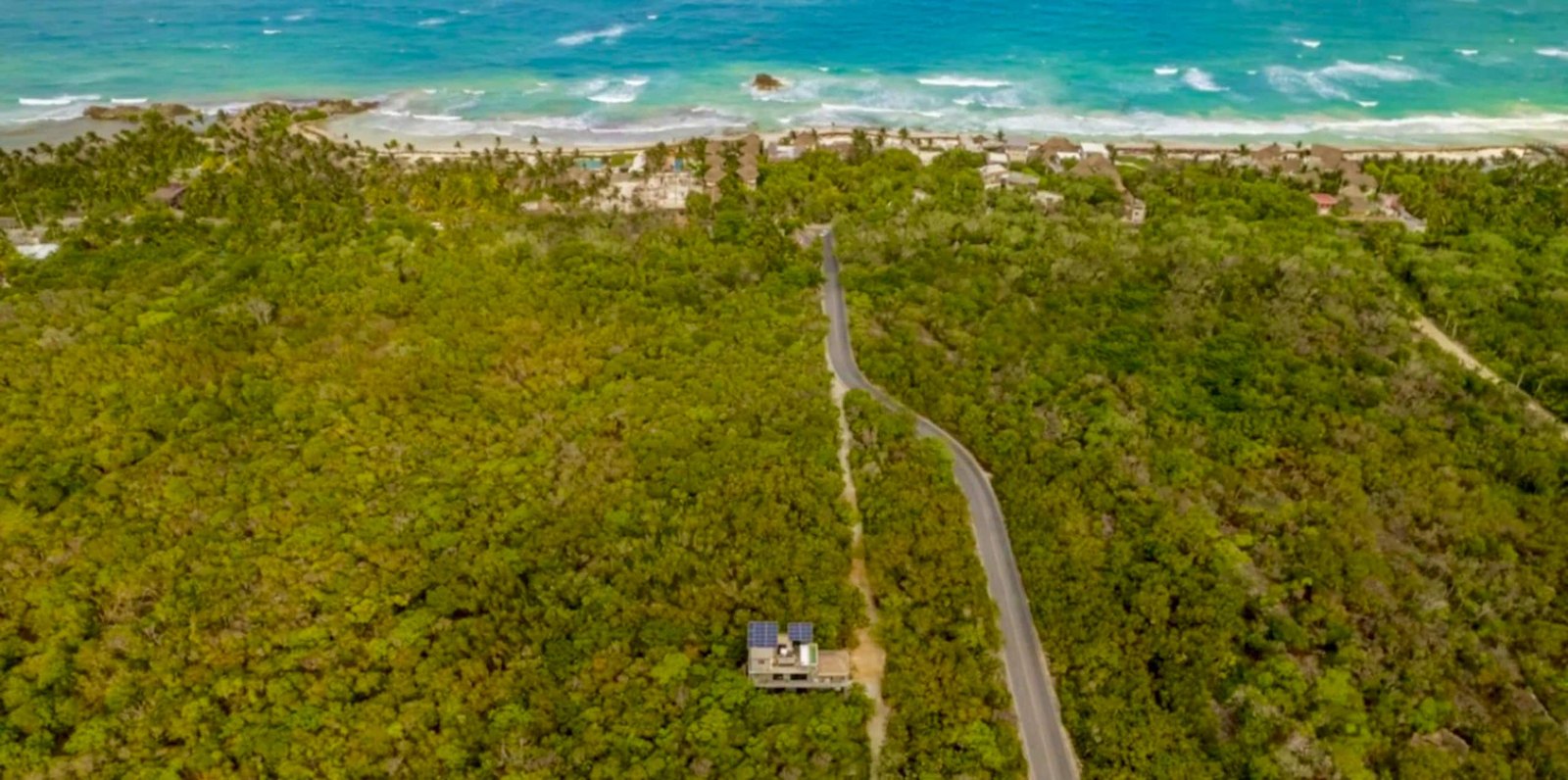 Vista aérea de la selva y el Caribe
