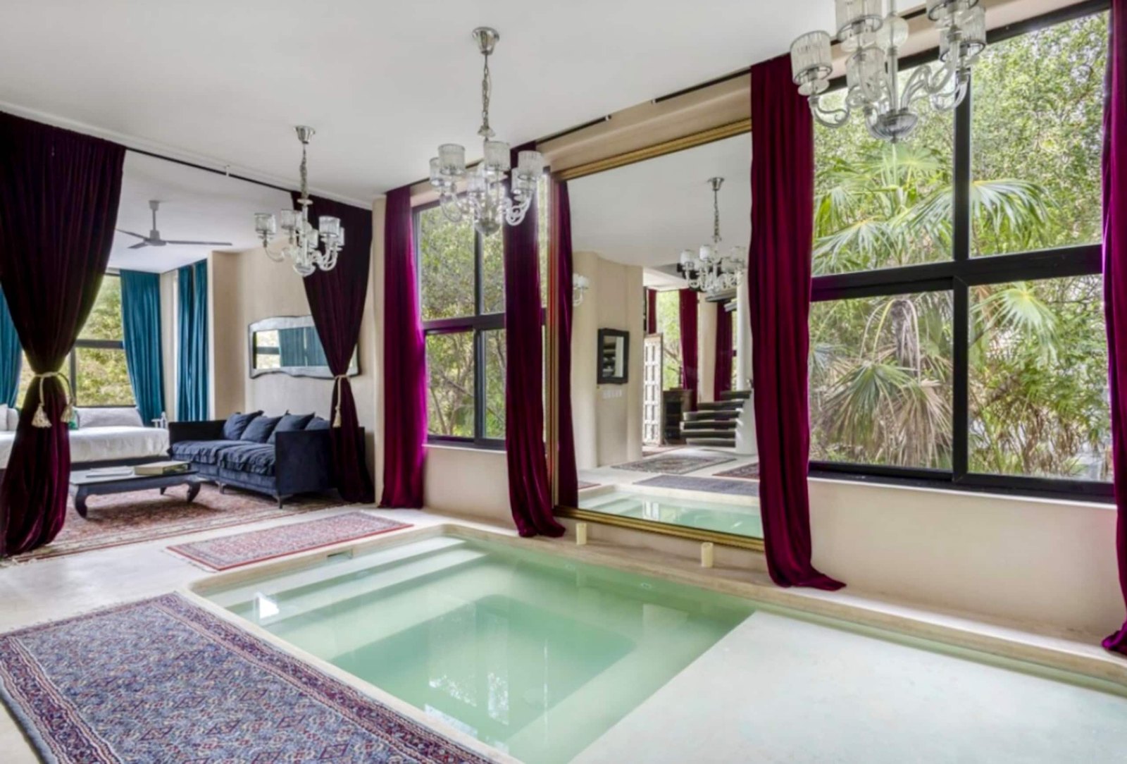 Sala con la alberca interior y vista a la selva
