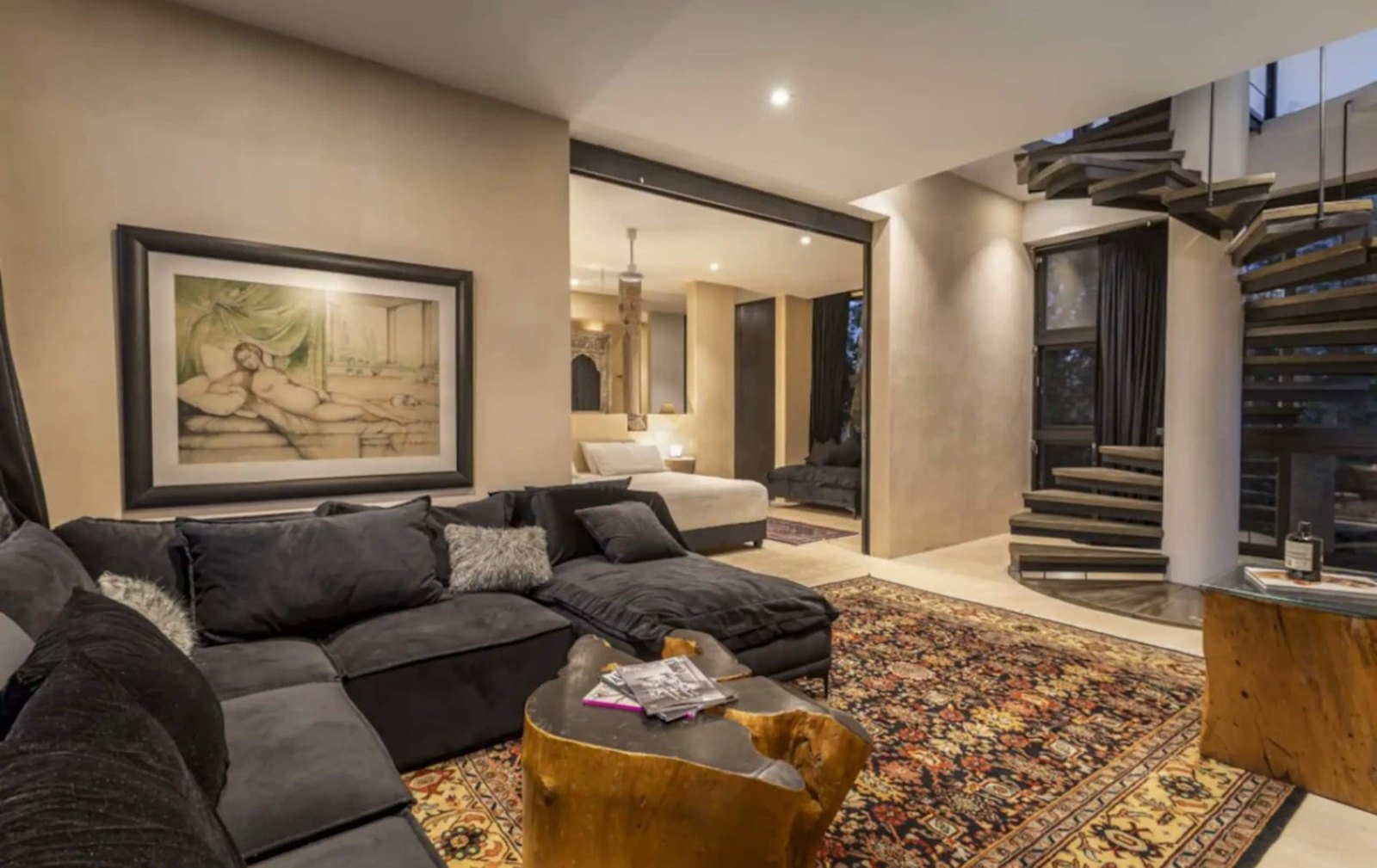 Sala con un seccional amplio